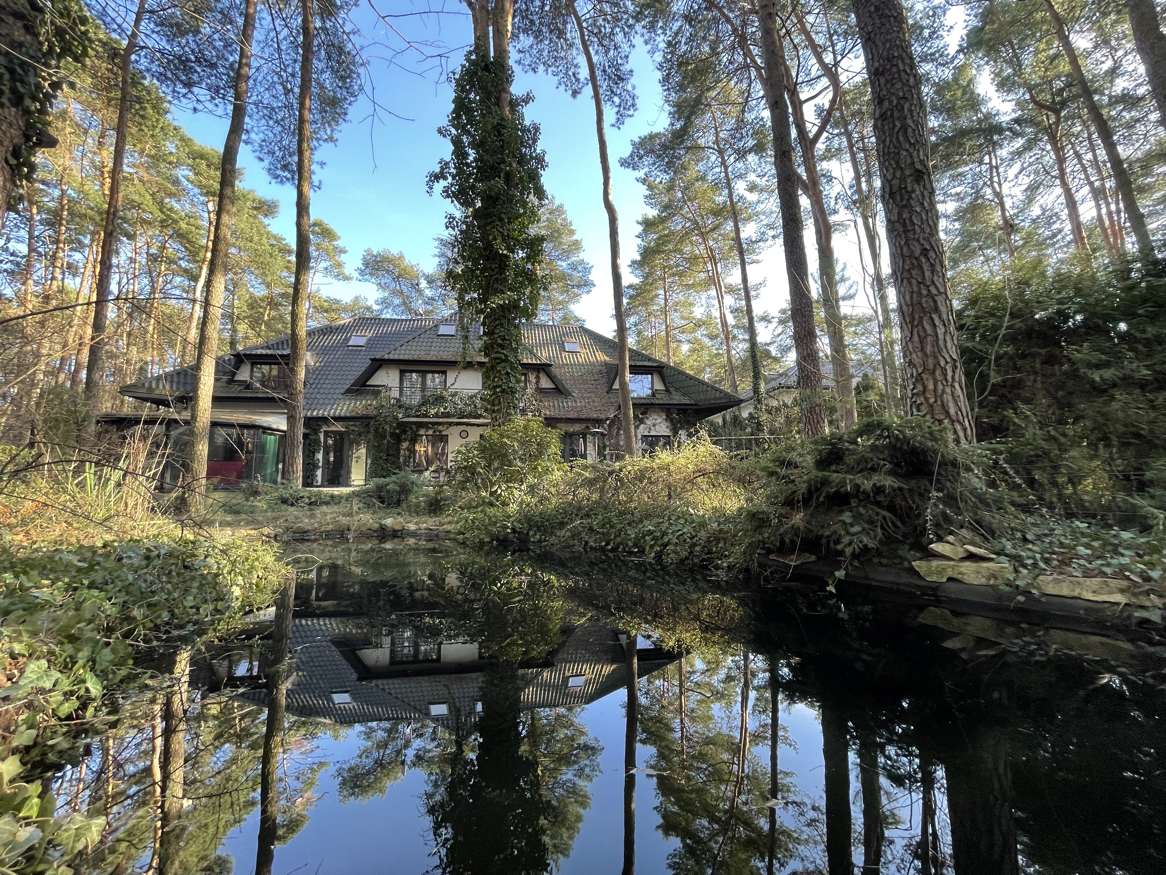 Ośrodek Insieme w Magdalence, dom wśród sosen nad stawem